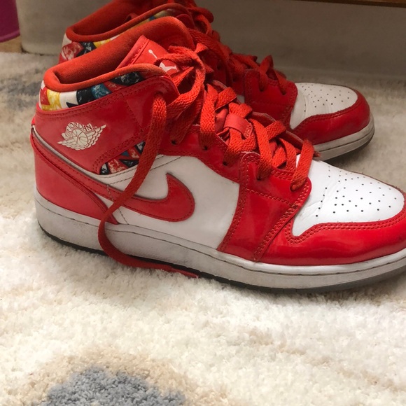 Nike Big Kids Jordan 1 Mid SE "Barcelona Red Patent" Chile Rd/Wht-Pollen - Picture 1 of 8